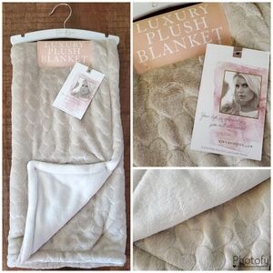 NWT Jessica Simpson Baby Soft Plush Heart Blanket - Neutral Ivory & Cream Beige